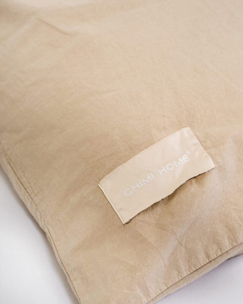 Beige-påslakan-produktbild-chimi-home-örngott-logga-närbild-Rainbow-collection