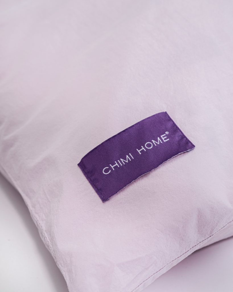 Lila-påslakan-produktbild-chimi-home-örngott-närbild-logga-Rainbow-collection
