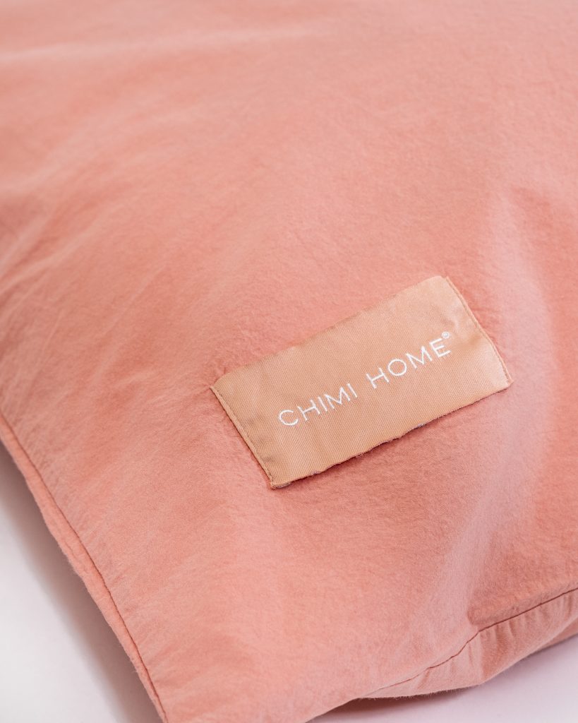 Peach-påslakan-produktbild-chimi-home-örngott-närbild-logga-Rainbow-collection