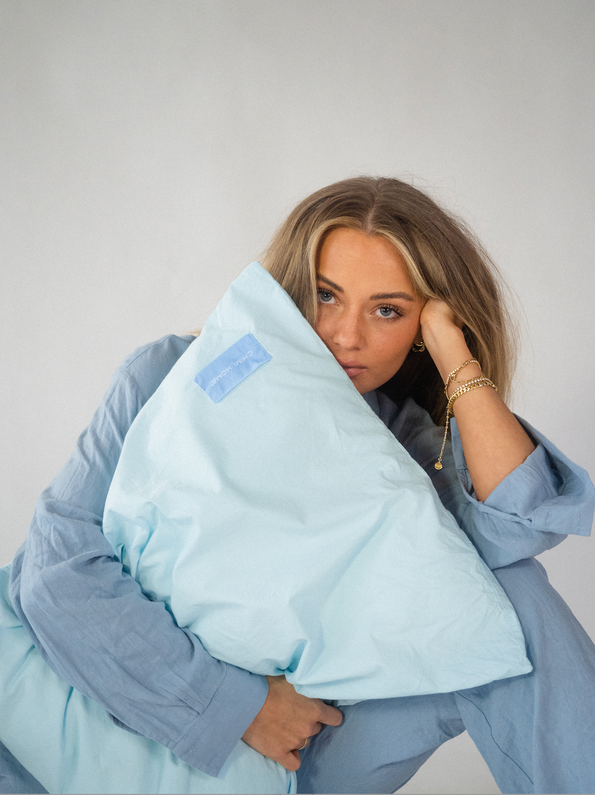 blåa-sängkläder-produktbild-chimi-home-örngott-modell-sol-madawi-rainbow-collection