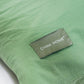 gröna-sängkläder-produktbild-chimi-home-örngott-närbild-logga-rainbow-collection