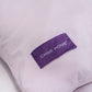 lila-sängkläder-produktbild-chimi-home-örngott-närbild-logga-rainbow-collection