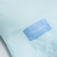 blåa-sängkläder-produktbild-chimi-home-örngott-närbild-logga-rainbow-collection