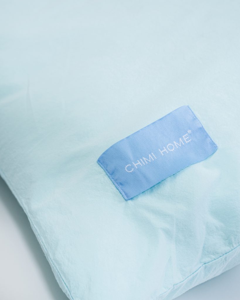blåa-sängkläder-produktbild-chimi-home-örngott-närbild-logga-rainbow-collection