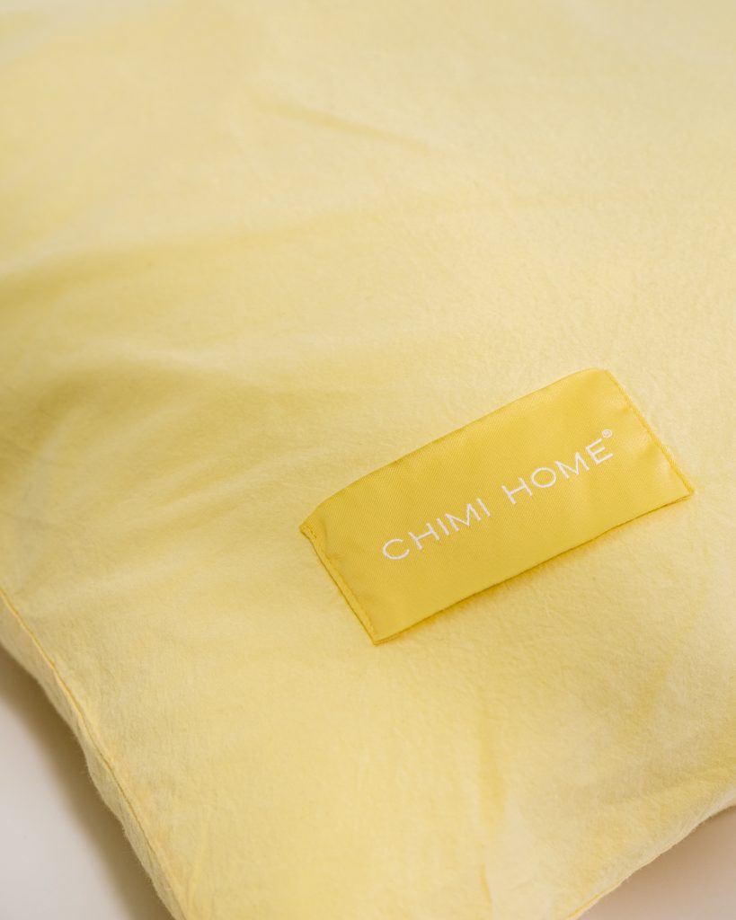 gula-sängkläder-produktbild-chimi-home-örngott-närbild-logga-rainbow-collection