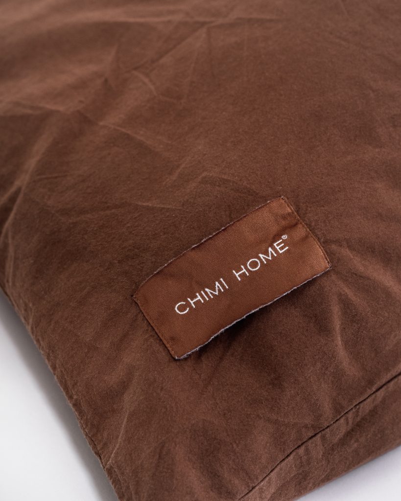bruna-sängkläder-produktbild-chimi-home-örngott-logga-närbild-rainbow-collection