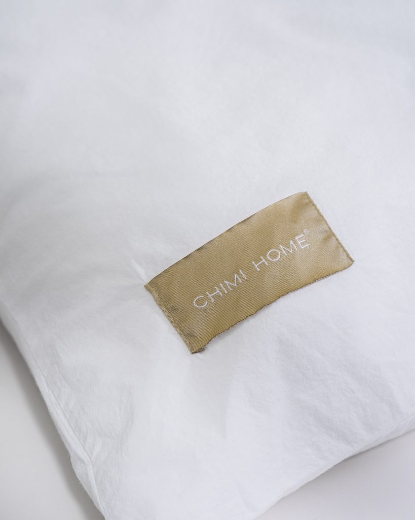 vita-sängkläder-produktbild-chimi-home-örngott-logga-närbild-rainbow-collection